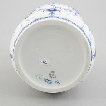 Vas / sellerikruka, porslin, Royal Copenhagen, "Musselmalet helblond", modell 1132, 1898-1923.