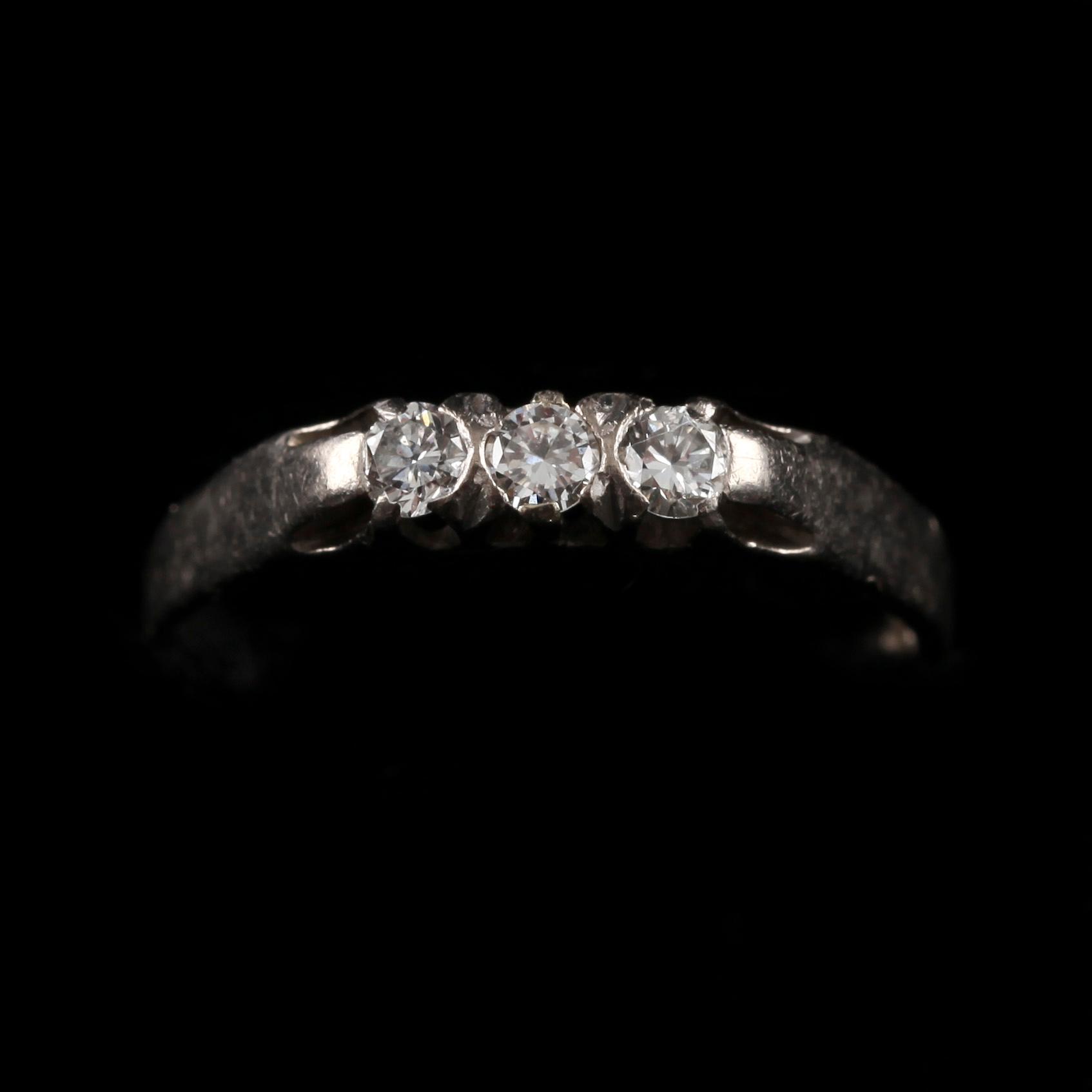 RING, 18 k vitguld med 3 diamanter tot c:a 0.23 ct. 1958. Vikt 3 g.
