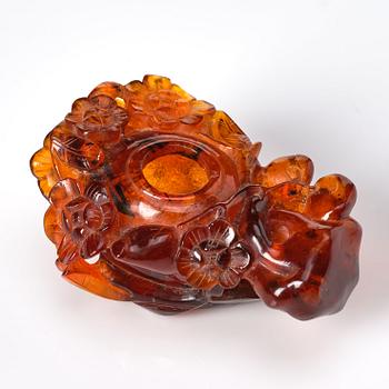 914. An amber brush washer and three miniature figurines, China, late Qing/early 20th Century.