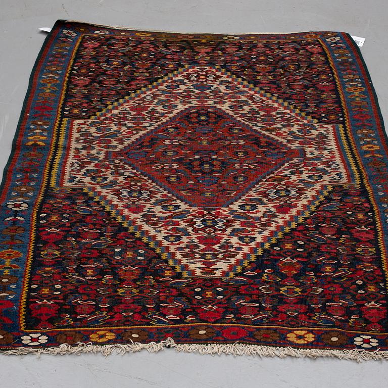 A RUG, a kilim, Senneh, ca 148,5-156,5 x 99-106 cm.