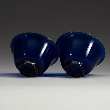 SKÅLAR, två stycken, pekingglas. Sen Qing dynastin (1644-1912).