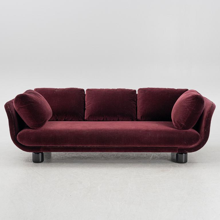 TAF Arkitekter, soffa, "Famna", Firma Svenskt Tenn, 2022.