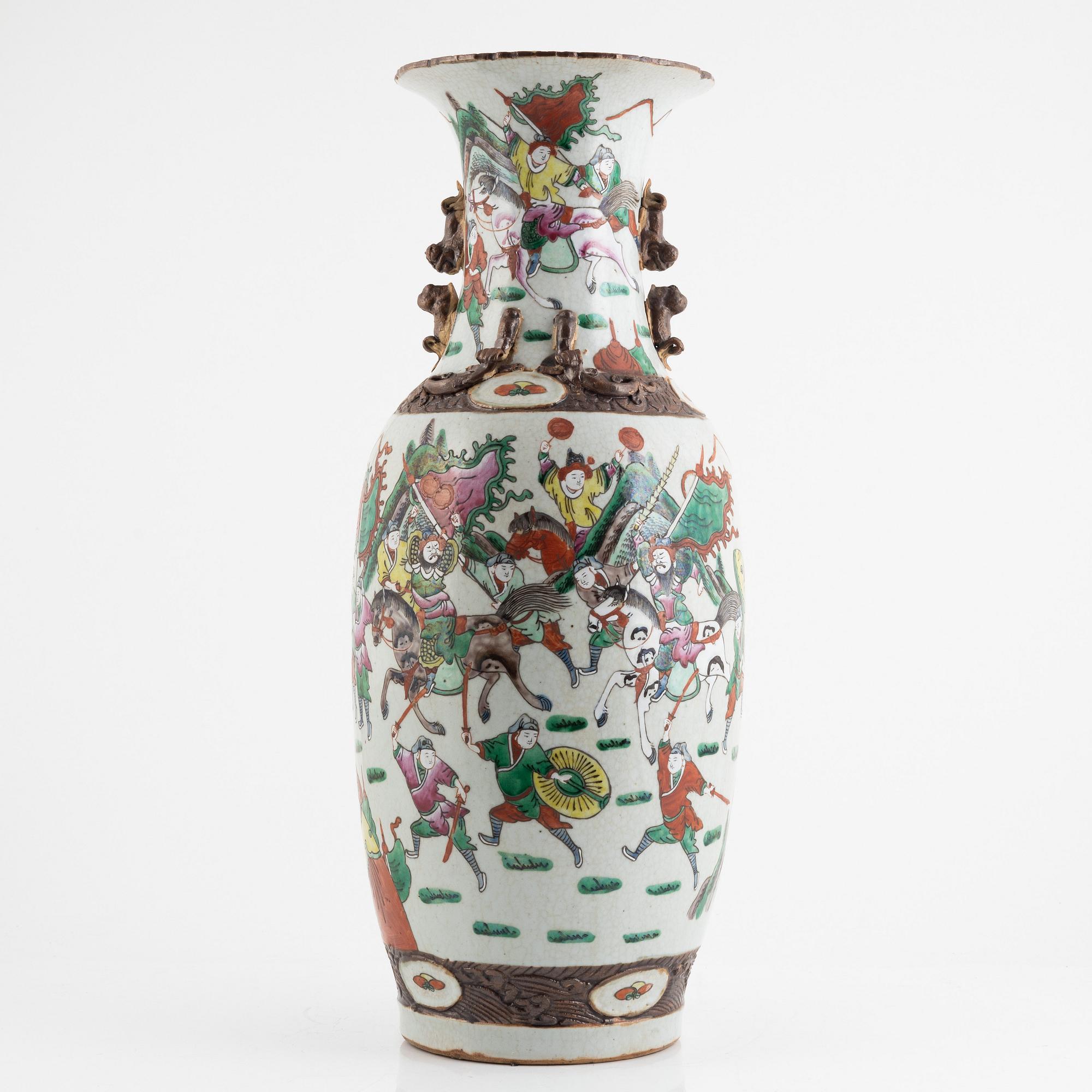 A porcelain floor vase, China, late Qing dynasty/early 20th century.