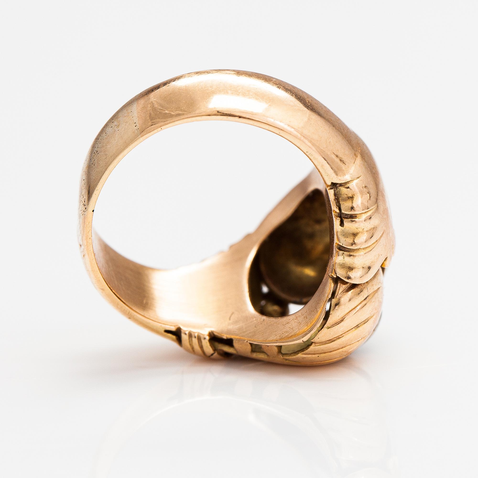 A 14K gold ring with diamonds ca. 0.12 ct in total.