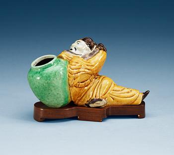 A famille verte biscuit Li Taibo-form brushwasher, Qing dynasty, Kangxi (1662-1722).