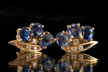 ÖRHÄNGEN, 18 k guld med safirer. Vikt totalt ca 2 gram.
