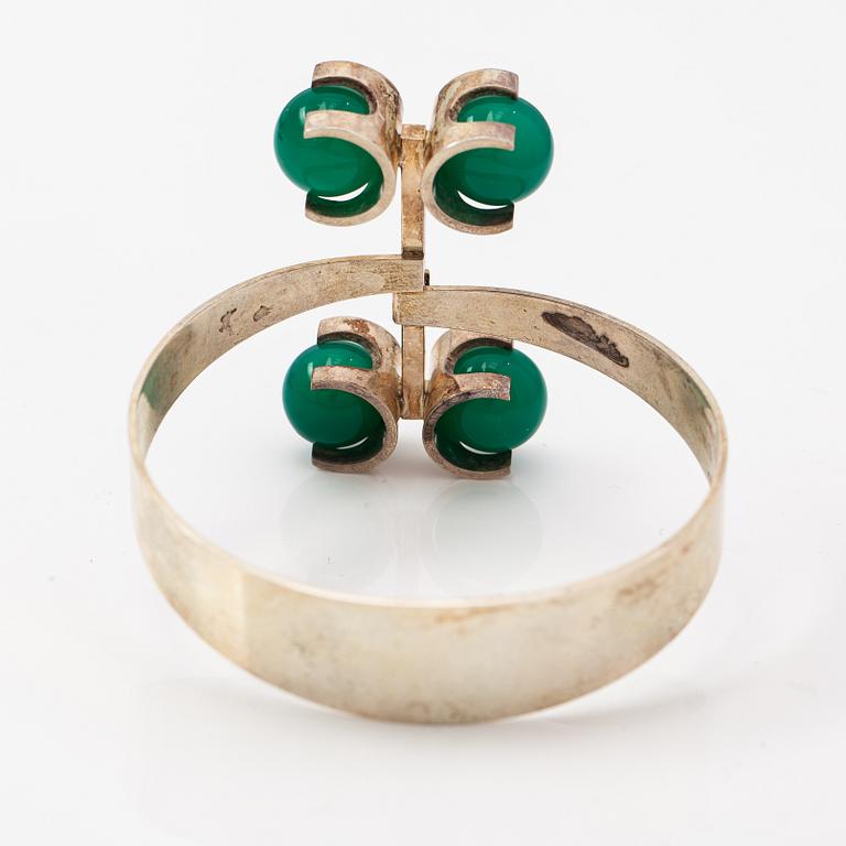 Rannekoru, stelringhopeaa ja kalcedoneja. Kupittaan kulta, Turku.