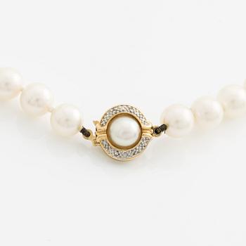 Pearl necklace, with cultured pearls, longer model.