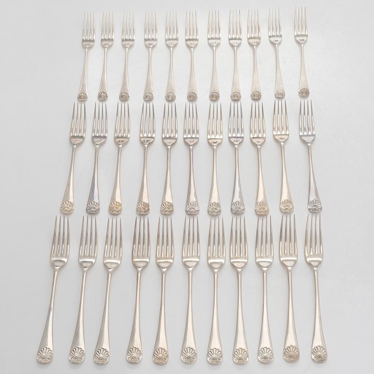 James Robinson, A 99-piece Shell Pattern sterling silver cutlery service, London 1968.
