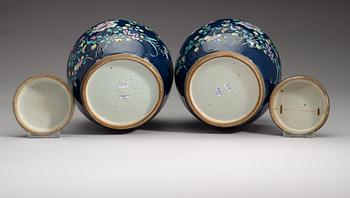 A pair of famille rose and powder blue jars with covers, Qing dynastin, Qianlong (1736-95).