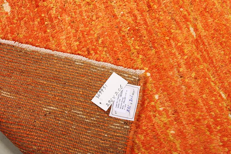 A modern design Moroccan carpet, a. 296 x 206 cm.