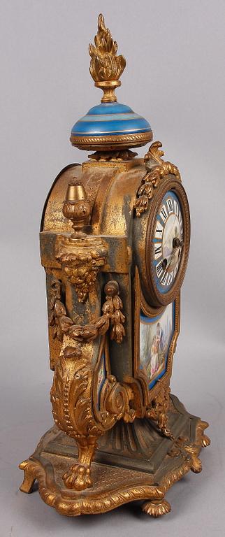 BORDSPENDYL, Ny Louis XVI, sent 1800-tal.