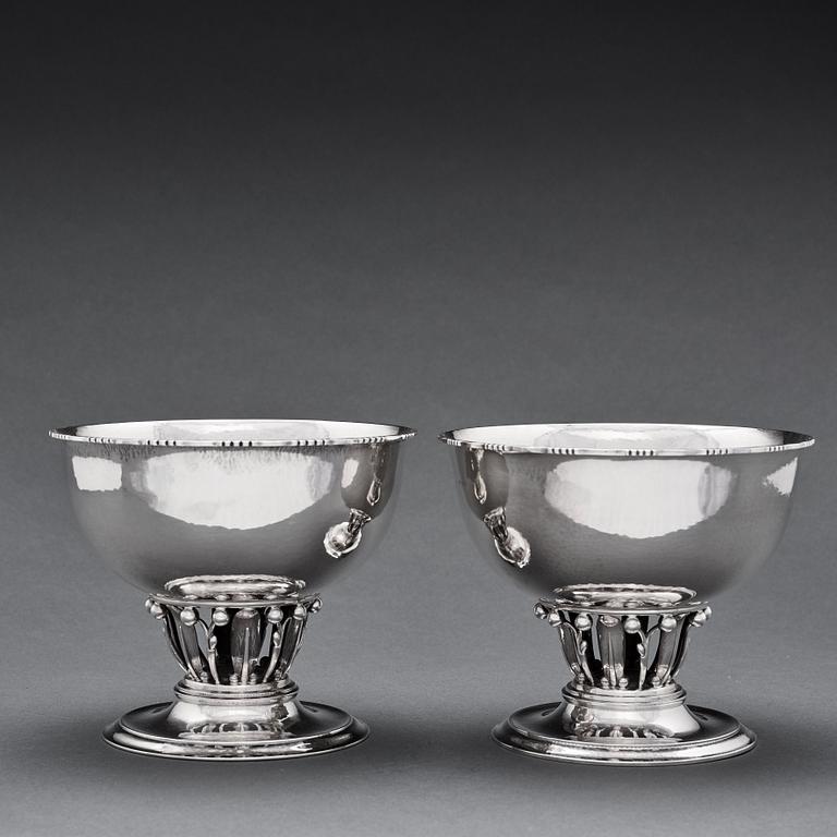 Georg Jensen, skålar 2 st, Köpenhamn  1915-1927 (otydligt), 830/1000 och 925/1000 silver, designnr 19 & 19A.