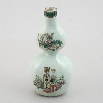 A kalebass shaped vase, Qing dynasty, 19th century.