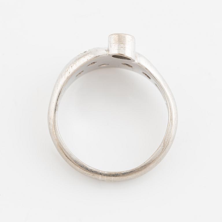 An 18K white gold ring set with round brilliant-cut diamonds.