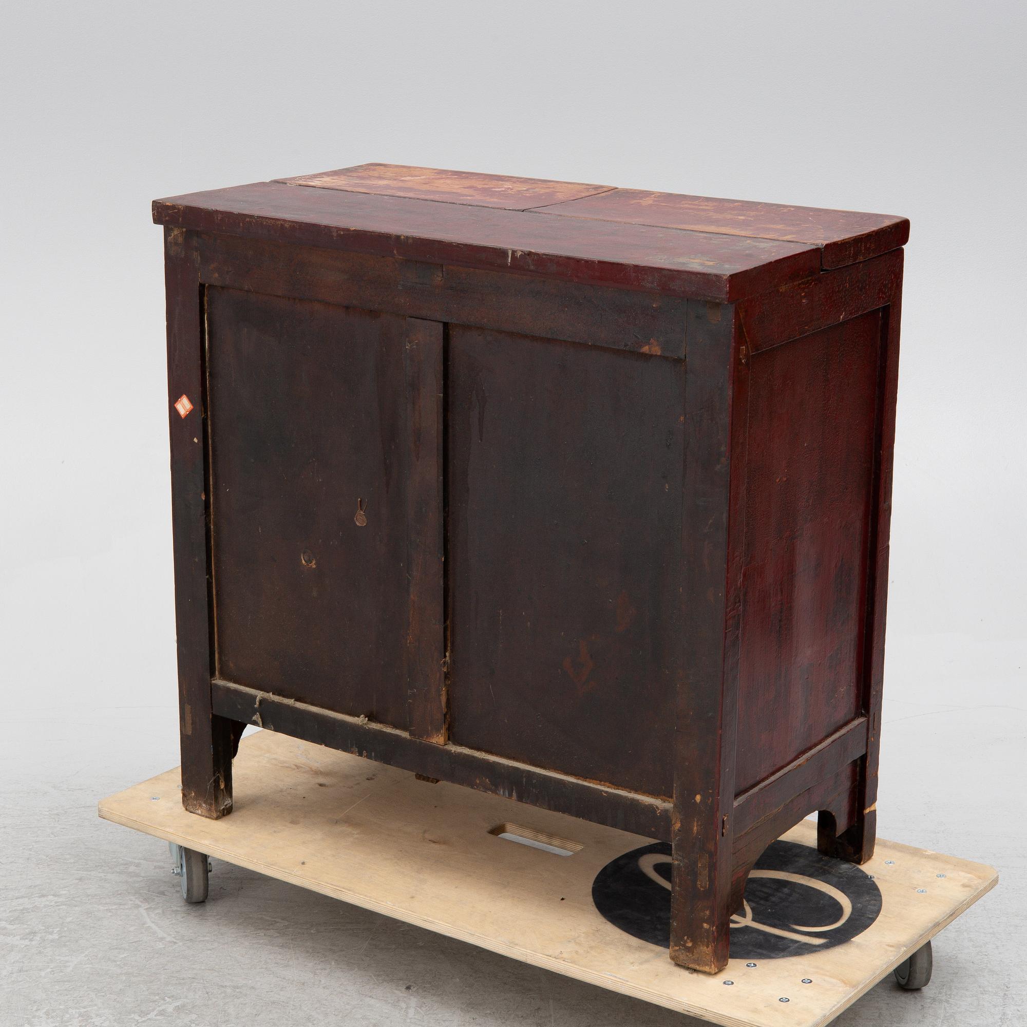 A dresser/cabinet, China, 20th century.