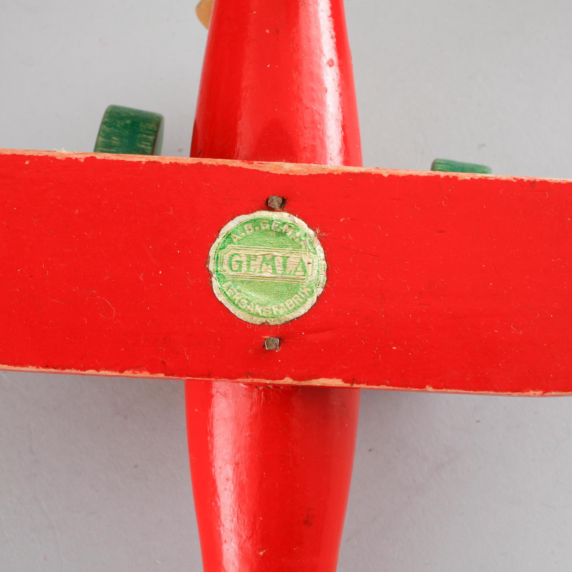 Seven pieces of wooden toys, i.a made by Gemla Leksaksfabrik in Sweden, around mid 20th century.