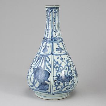 A blue and white kraak flask, Ming dynasty, Wanli (1572-1623).