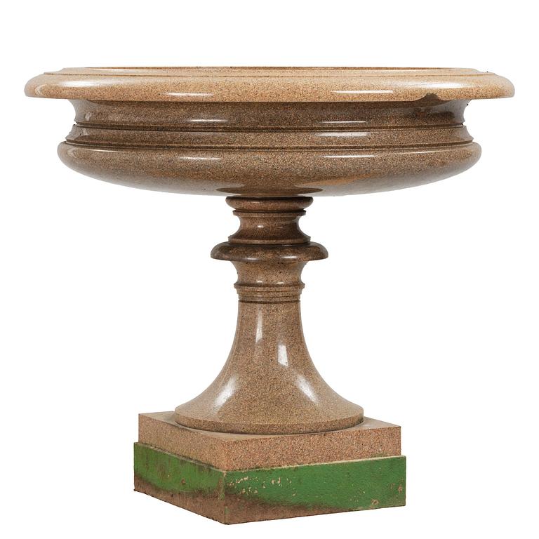 A massive Gardenurn, red Bohus granite, made circa 1905. Empire style.
