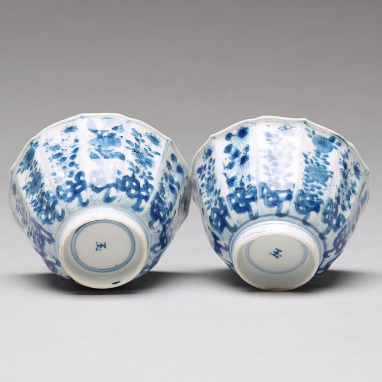 Six (2+2+2) blue and white cups with five (2+2+1) dishes, Qing dynasty, Kangxi (1662-1722).