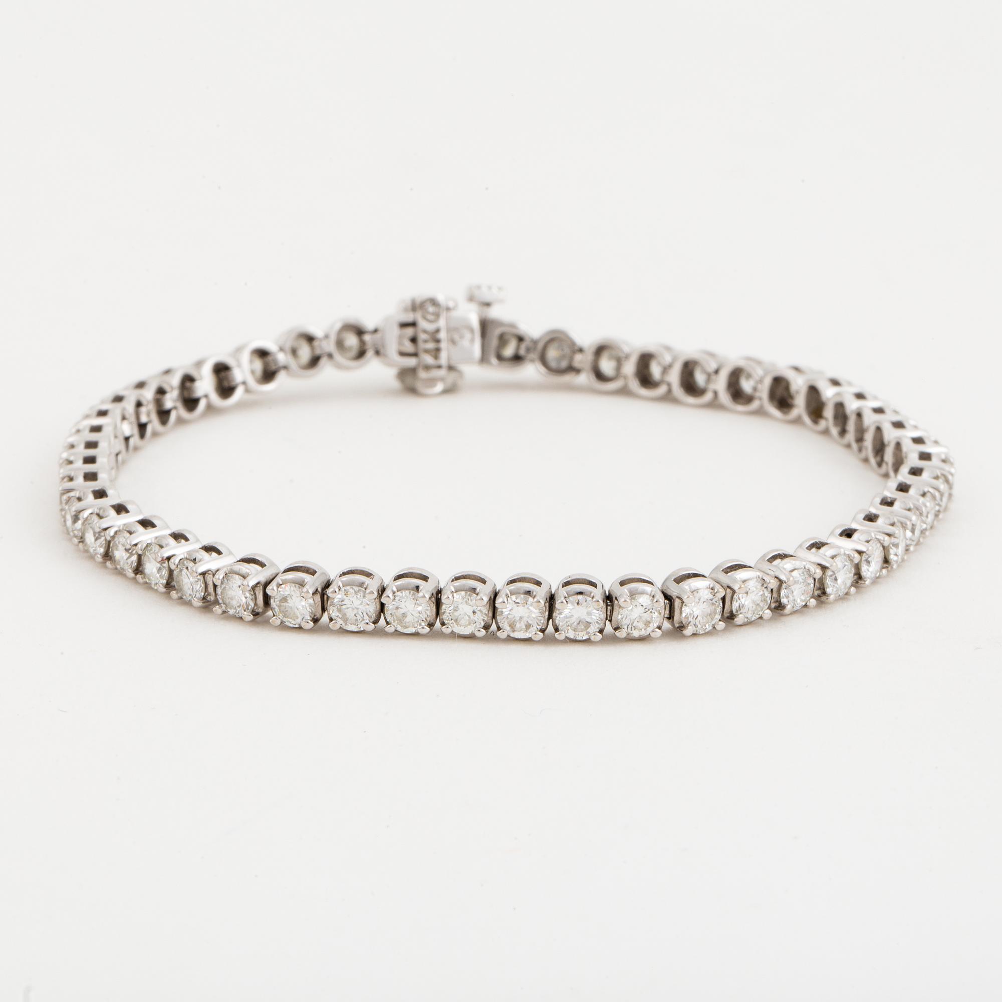 RIVIÈREARMBAND, 14K vitguld med 49 briljanter totalt ca 5.06 ct, enligt intyg.