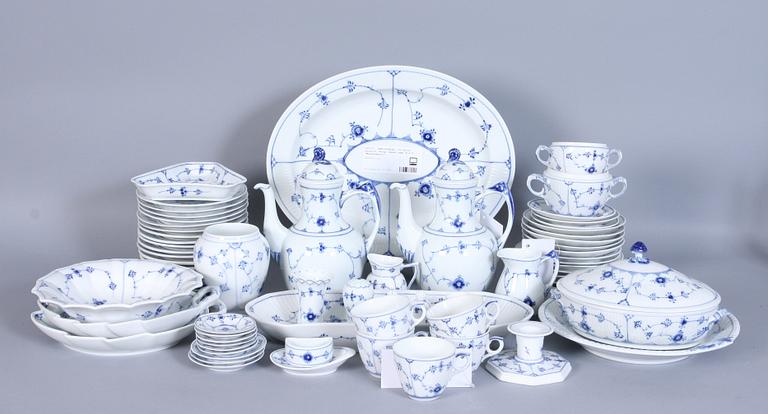 SERVISDELAR, 62 delar, porslin, Kongl Dansk samt B & G, "Musselmalet".