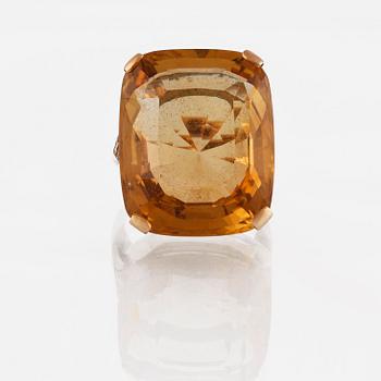RING, 14K guld med fasettslipad citrin ca 37 ct. Vikt 13,6 gram.