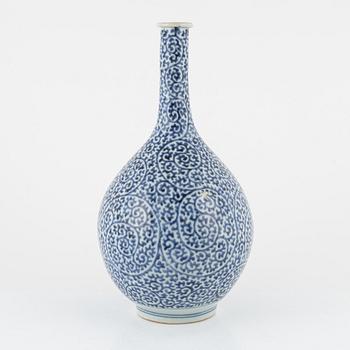 A blue and white Japanese vase, Edo period (1666-1868).