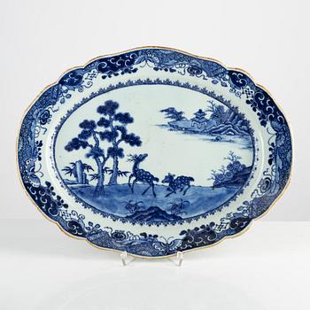 Stekfat, tre stycken med snarlik dekor, porslin, Kina, Qingdynastin, Qianlong (1736-95).