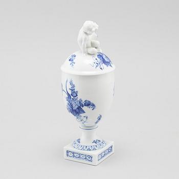 LOCKURNA, porslin, "Blå Blomst", Royal Copenhagen, Danmark, 1900-talets treje kvartal.