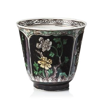 A famille noire cup, Qing dynasty, Kangxi (1662-1722).