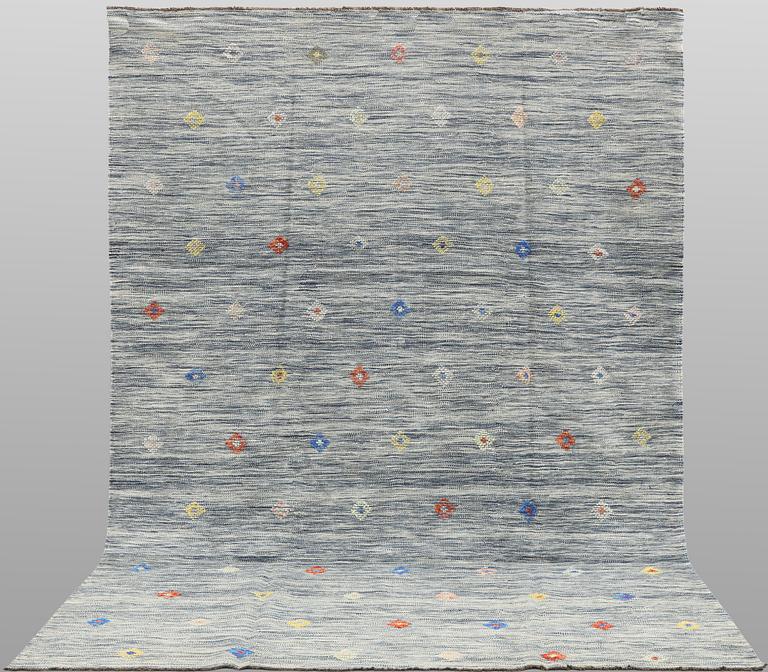 A Kelim carpet, 295 x 193 cm.