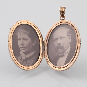 HÄNGE/BERLOCK, låghaltigt guld med svart emalj samt 2 odlade pärlor. Vikt 12,3 gram.