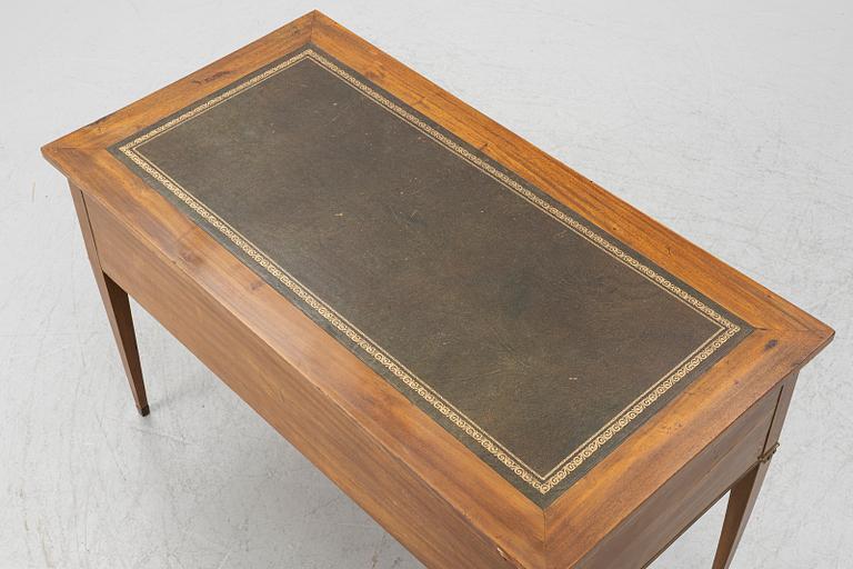 A Georgian style desk, early 20th century.