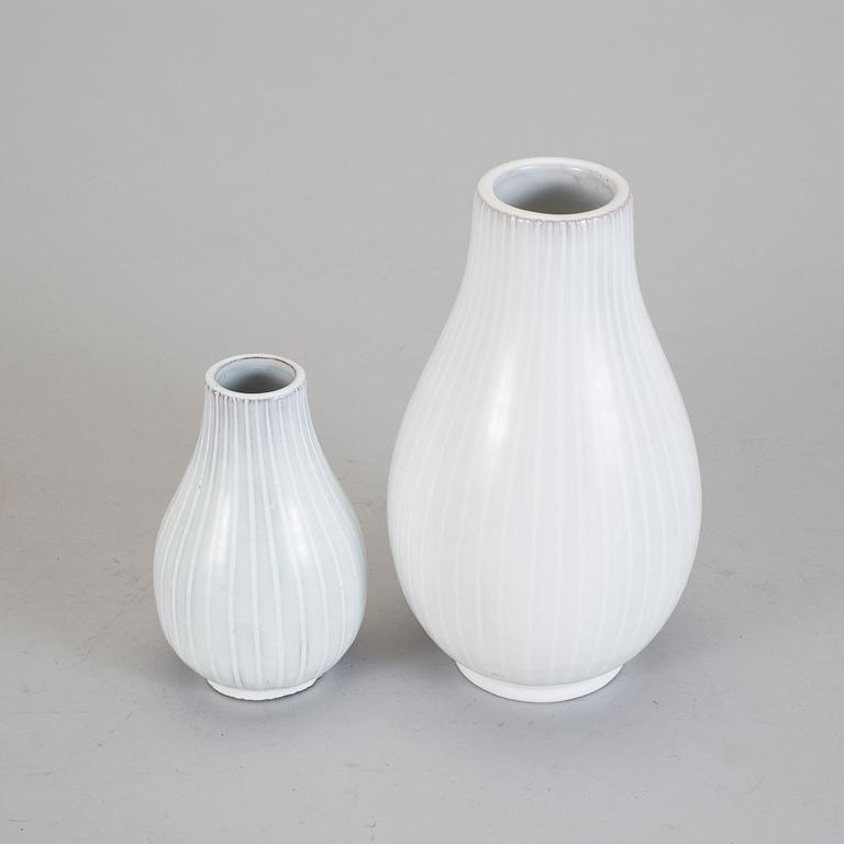 VASER, 2 st, lergods. Vicke Lindstrand Upsala-Ekeby, 1940-talets slut.