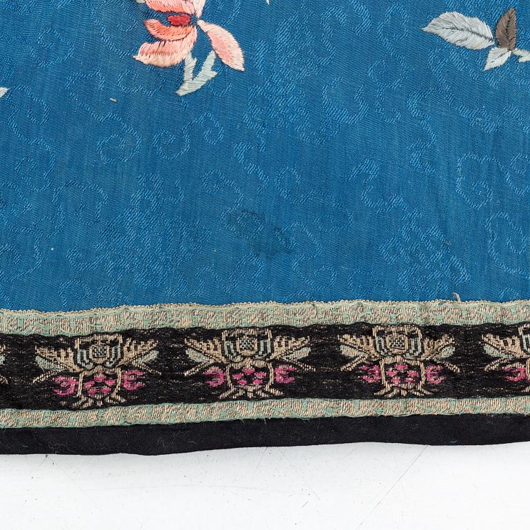 A Chinese embroidered silk robe, late Qing dynasty/early 20th Century.