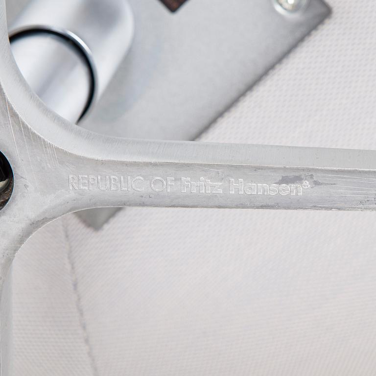 Arne Jacobsen, fåtölj, "Svanen", för Fritz Hansen, 2016.