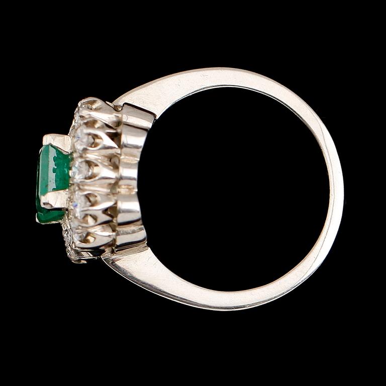 RING, 14 k vitguld, smaragd och briljantslipade diamanter.