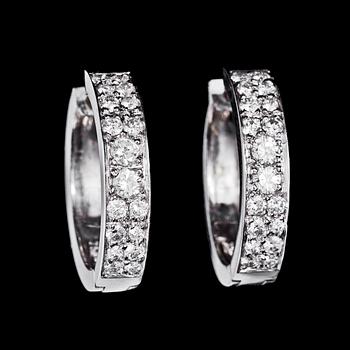 1321. A pair of brilliant cut diamond earrings, tot. app. 1.60 cts.