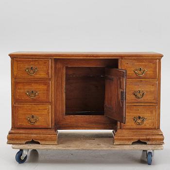 A kneehole desk, 18th century.