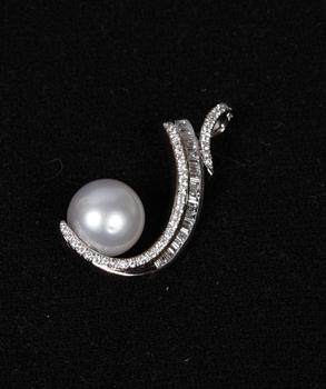 HÄNGE, 18k vitguld, briljanter, pärla. 0.28 ct. Vikt tot ca 5 g.
