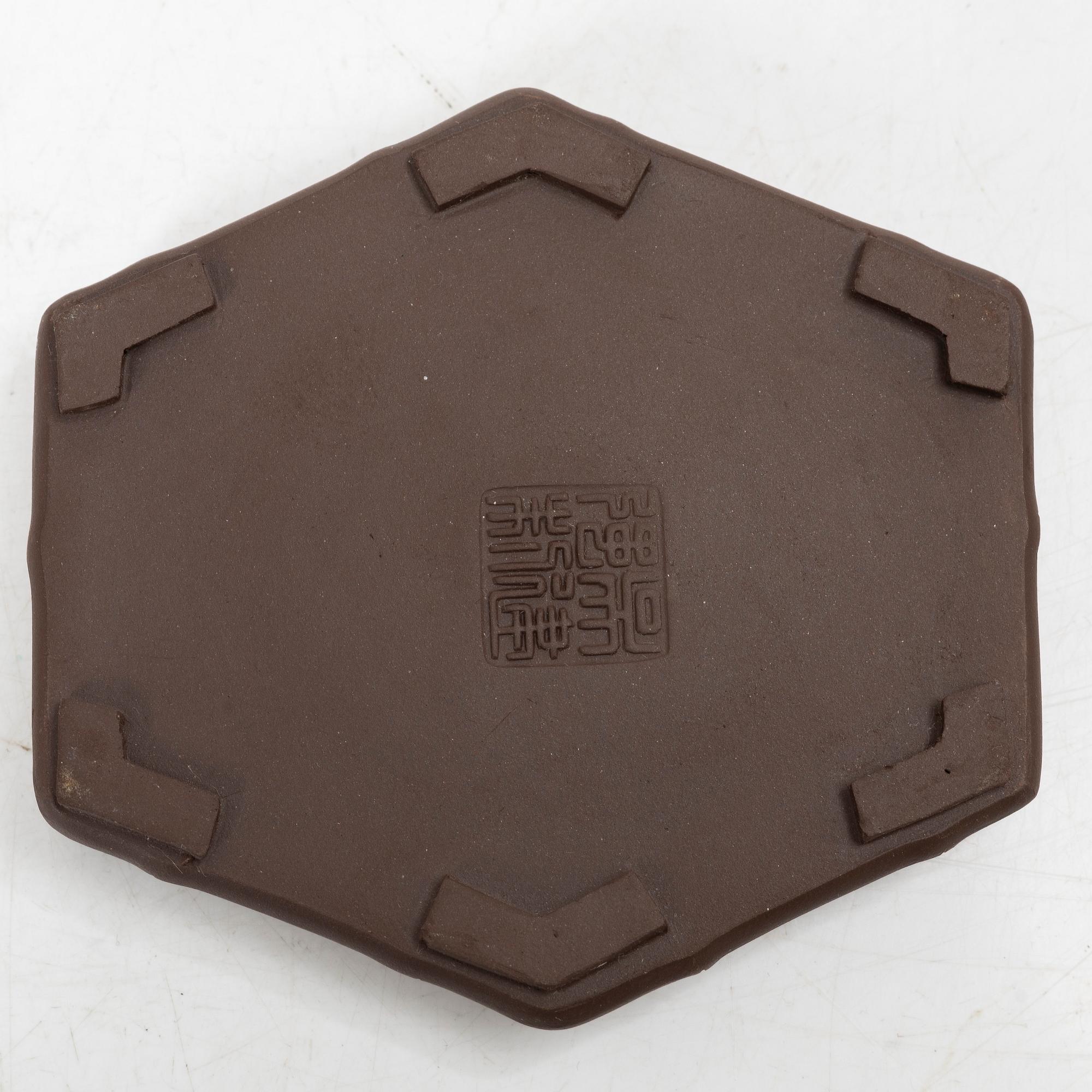 Fyra koppar med fat, yixing, Kina, 1900-talets senare del.