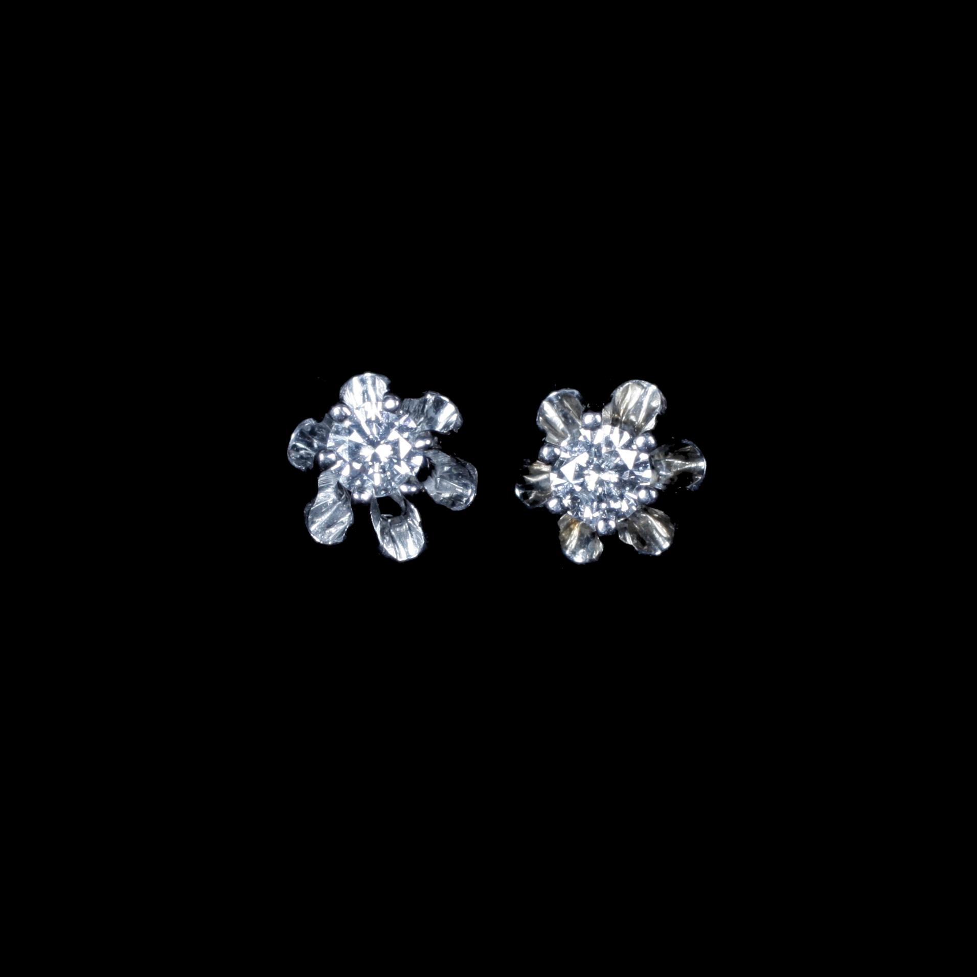HÄNGE med HALSKEDHA samt ÖRHÄNGEN, ett par, 18k vitguld med briljantslipade diamanter tot ca 0.18 ct. Tot vikt 4,8 g.