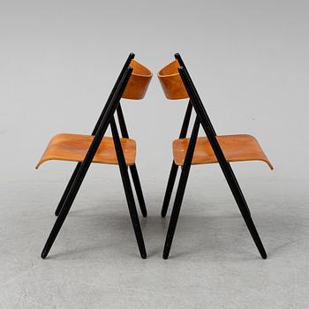 A pair of 1950s/1960s chairs.