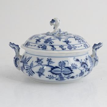 Tureen, porcelain, "Onion pattern", Meissen, Germany, 20th century.