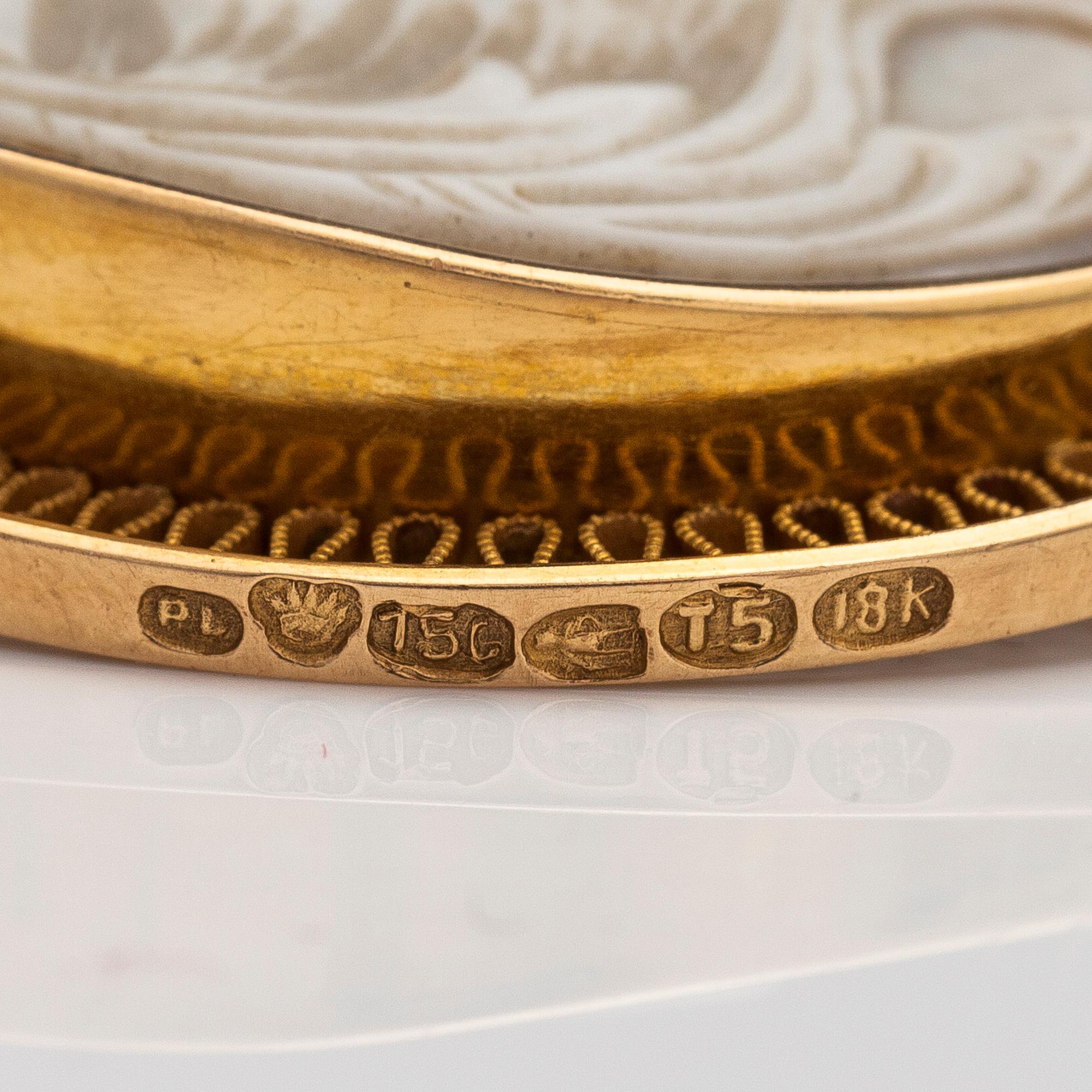 BROSCH, 18K guld, snäckskalskamé. Lappi & K:ni, Villmanstrand 1924.
