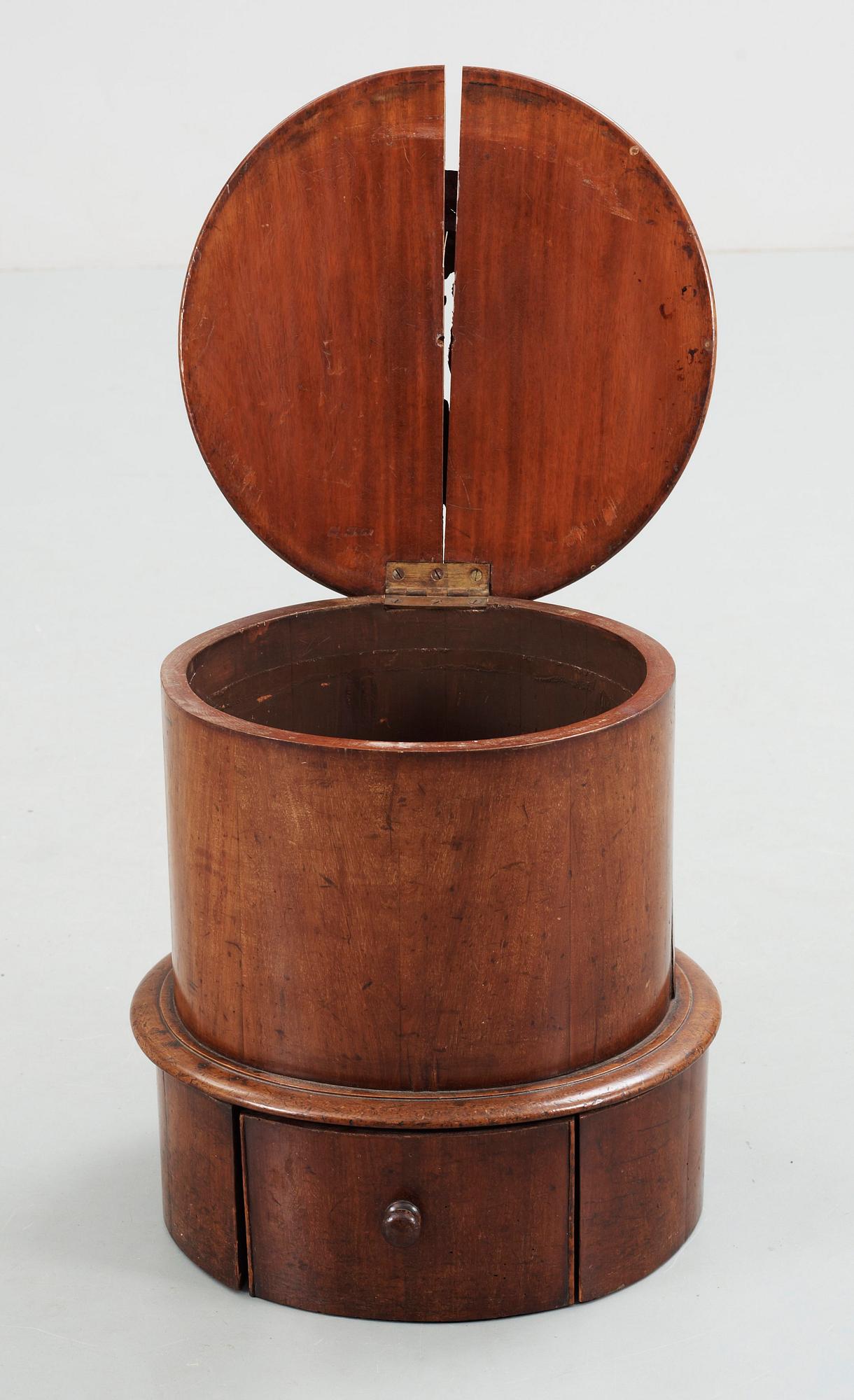 PIEDESTAL MED TRAPPSTEG, England 1800-tal.