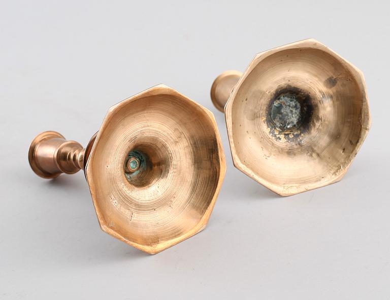 LJUSSTAKAR, 1 par, mässing, barock, tidigt 1700-tal.