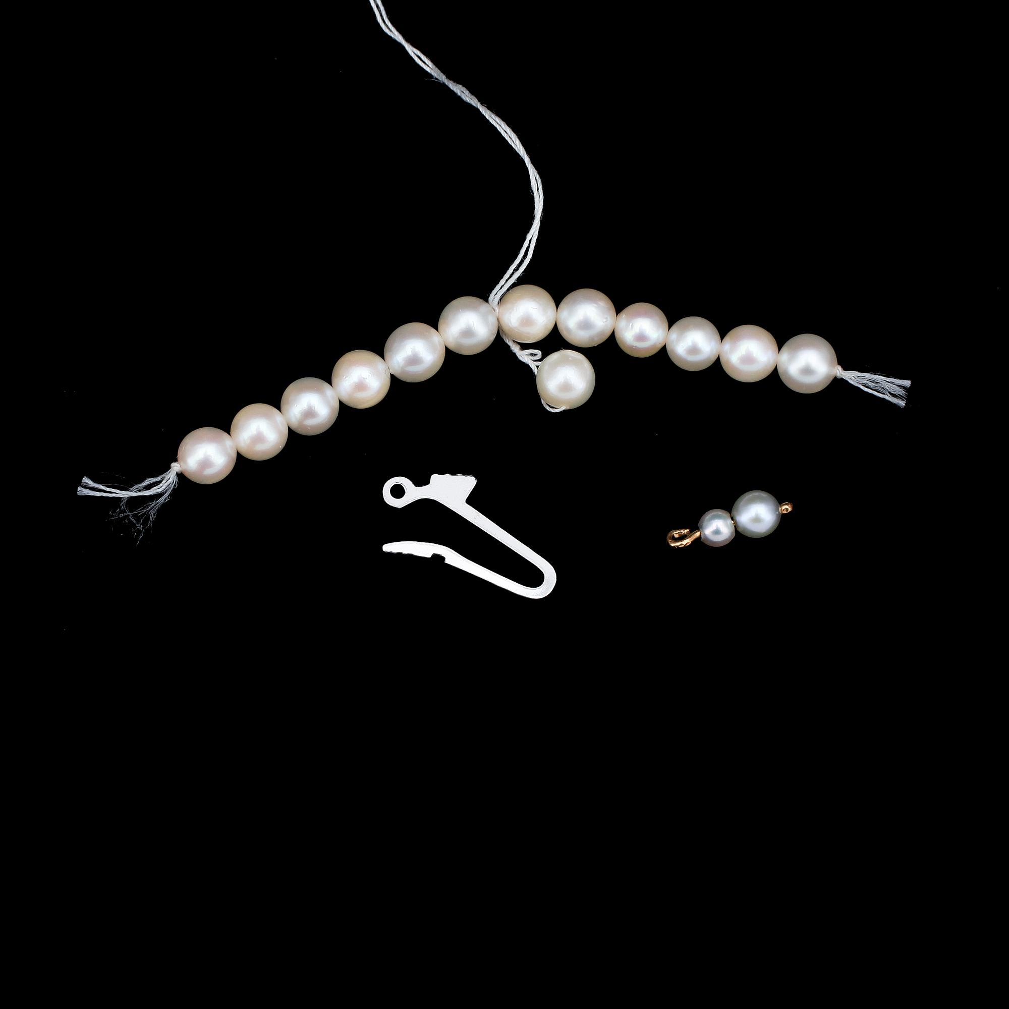 COLLIER samt ÖRHÄNGEN, 3 delar, odlade pärlor, lås i 18k vitguld, 1900-talets andra hälft.