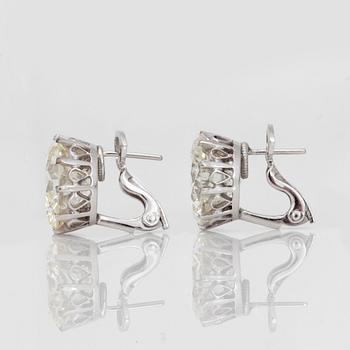 A pair of solitaire diamond earrings of 7.15 and 7.09 ct.